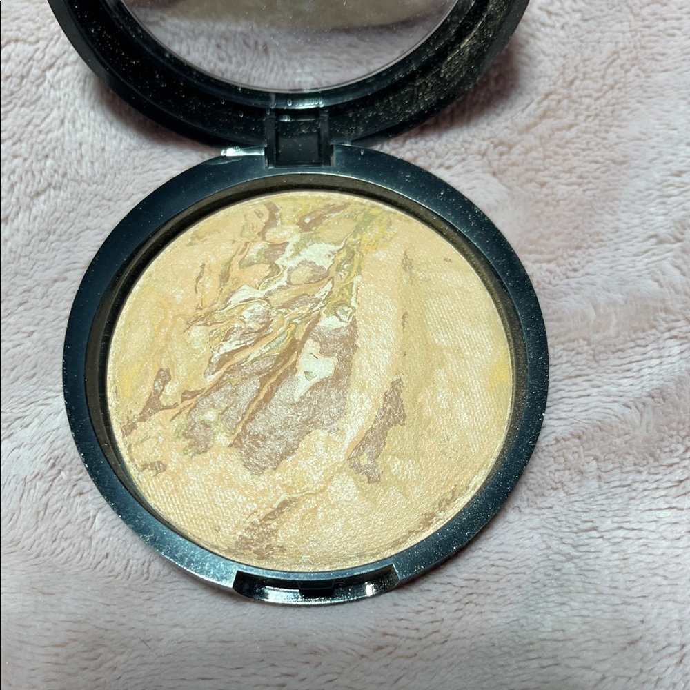 Laura Geller Baked Balance-N-Glow Illuminating Foundation - Light - Picture 2 of 3